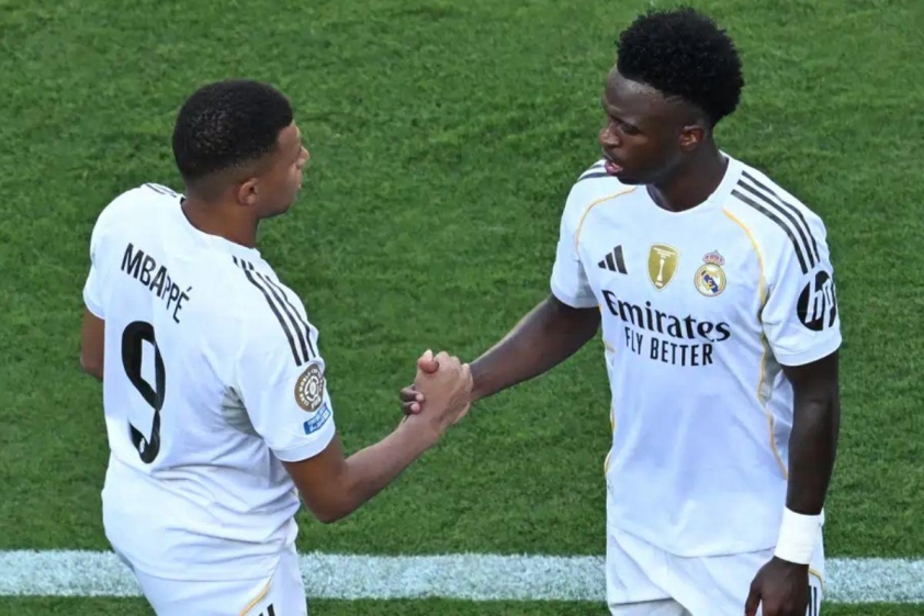 Mbappe và Vinicius bị cho thiếu trách nhiệm trong trận thua PSG (Ảnh: GOAL).