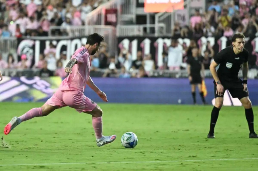 Messi tiến gần kỷ lục sút phạt thế giới (Ảnh: GOAL).