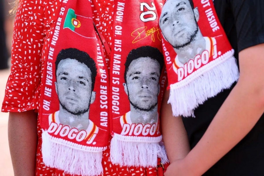Một số CĐV Liverpool đã đeo khăn quàng cổ để tưởng nhớ Jota (Ảnh: The Sun).