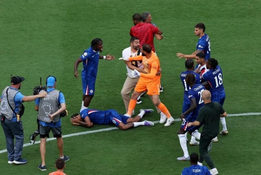 Luis Enrique cũng đã hối hận sau tình huống này. Ảnh: AFP