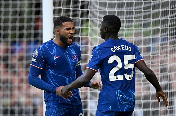 Bộ đôi đánh chặn Caicedo - James khiến các cầu thủ của PSG gặp nhiều khó khăn.