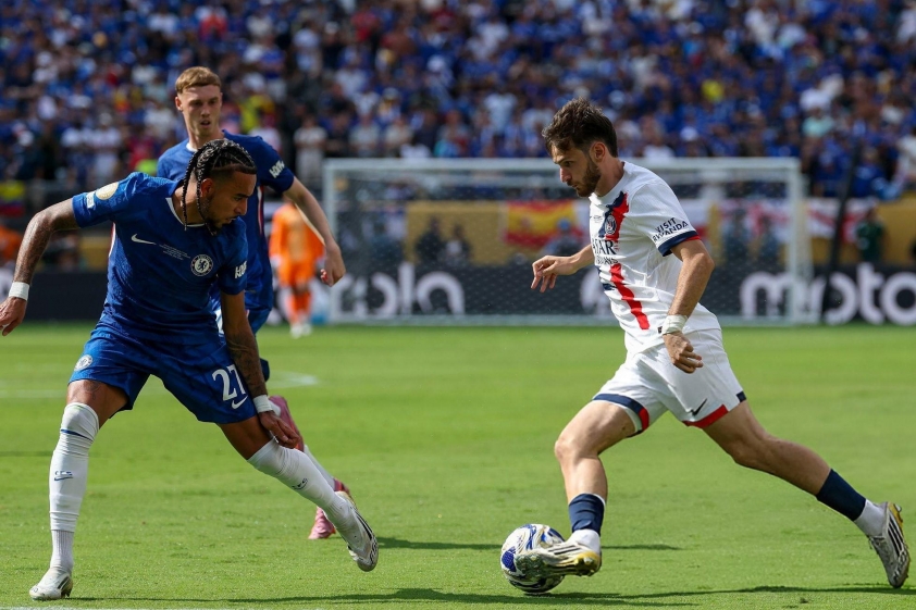 Gusto khiến Kvaratskhelia tắt điện (Ảnh: FIFA)