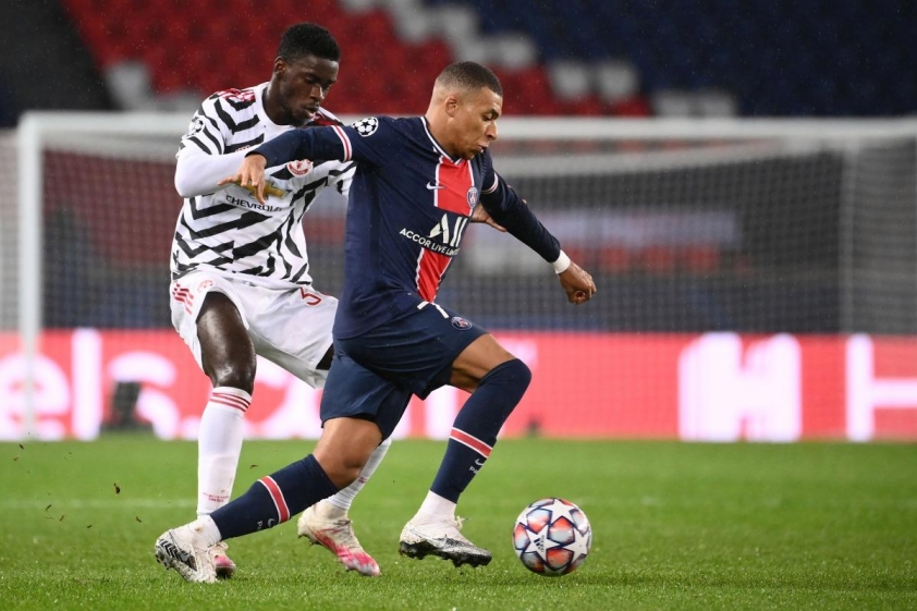 Năm 2020, Tuanzebe từng rất nổi tiếng với việc 'bỏ túi' Mbappe trong một trận đấu, khi M.U đối đầu PSG tại Champions League 20/21 (Ảnh: UEFA).