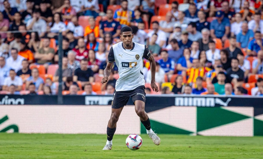Mosquera đã từ chối gia hạn với Valencia và mong rằng sẽ được thi đấu cho Arsenal (Ảnh: Juan Manuel Serrano Arce)