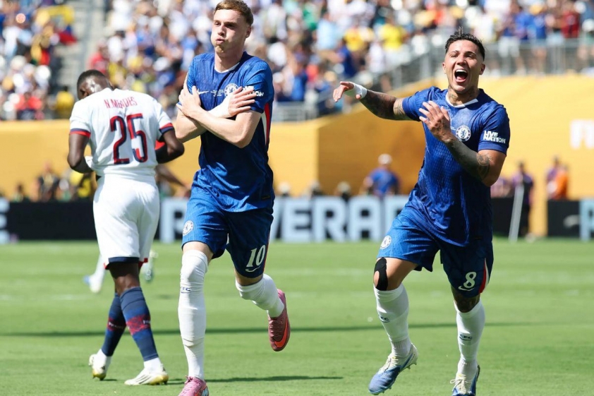 Chelsea nhận tin xấu sau khi giành chức vô địch Club World Cup 4 Enzo Fernandez ăn mừng bàn thắng cùng Cole Palmer (Ảnh: GOAL).