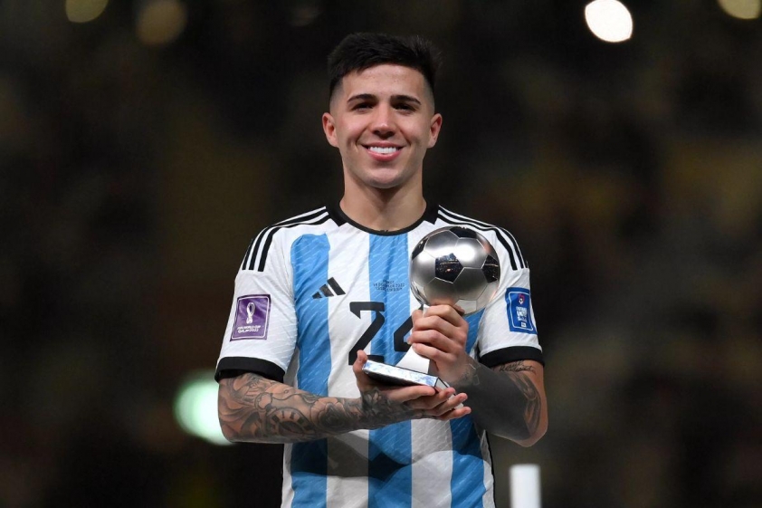 Enzo Fernandez giành danh hiệu Cầu thủ trẻ xuất sắc nhất World Cup 2022 (Ảnh: FIFA).