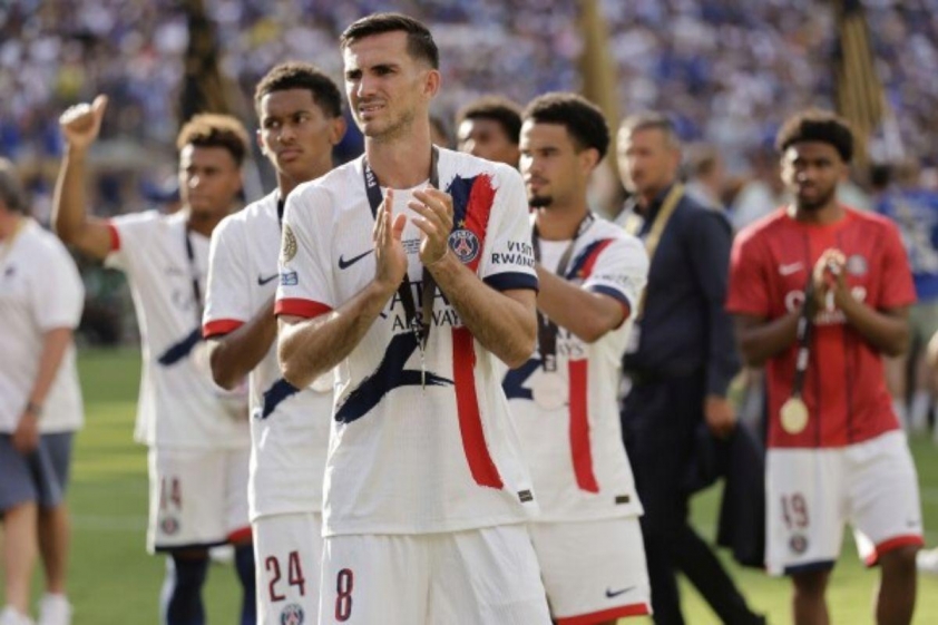 Các cầu thủ PSG ngậm ngùi nâng cao chức vô địch Club World Cup (Ảnh: AP News).