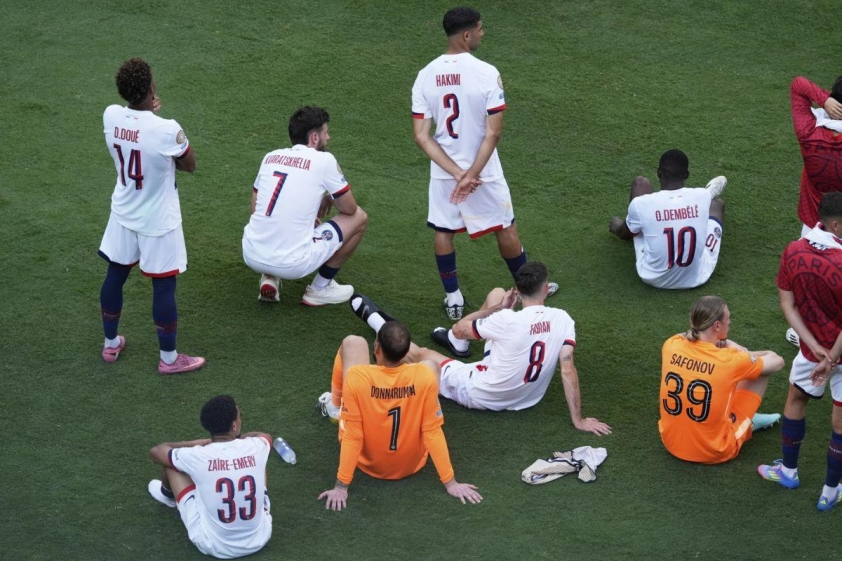 Các cầu thủ PSG chờ đợi lễ trao giải sau trận chung kết Club World Cup (Ảnh: AP News).