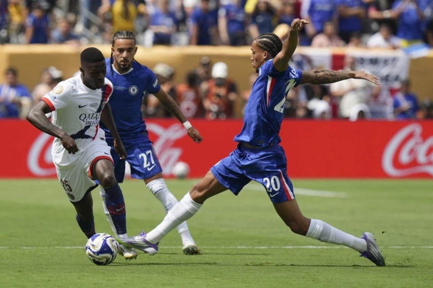 3 bàn thua của PSG đều xuất phát từ cánh trái của Nuno Mendes (Ảnh: AP News).