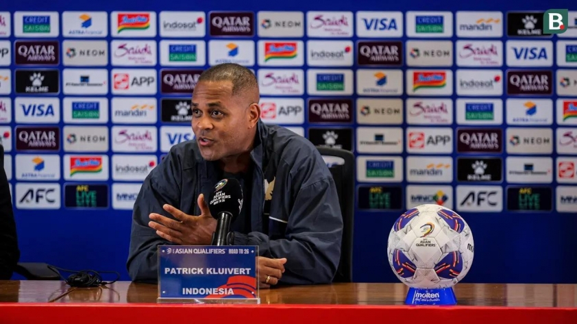 HLV Patrick Kluivert trả lời tự tin trong buổi phỏng vấn sau lễ bốc thăm (Ảnh: Bola)