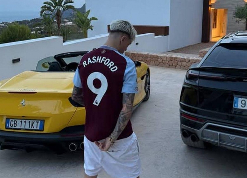 Hình ảnh Garnacho mặc áo đấu Aston Villa có tên Marcus Rashford trong kỳ nghỉ (Ảnh: Daily Start)