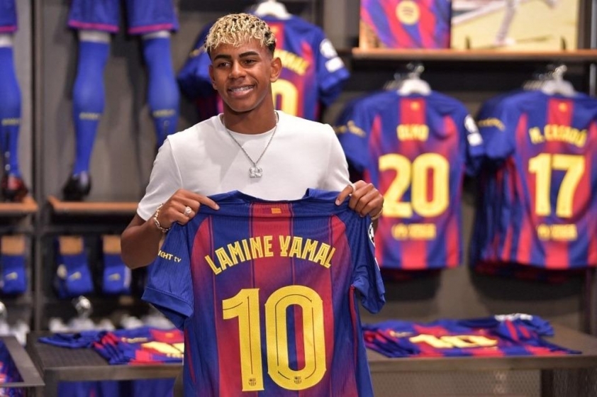 Anhr Yamal vui vẻ nhận chiếc áo số 10 của Barcelona (Ảnh: FC Barcelona)