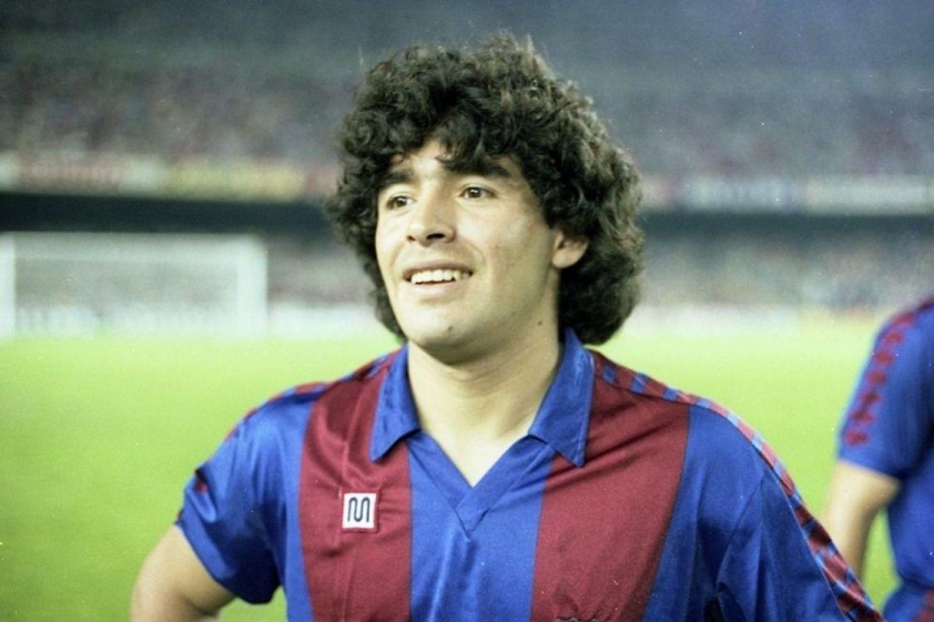 Maradona tới và chinh phục Camp Nou bằng ma thuật của mình (Ảnh: FC Barcelona)