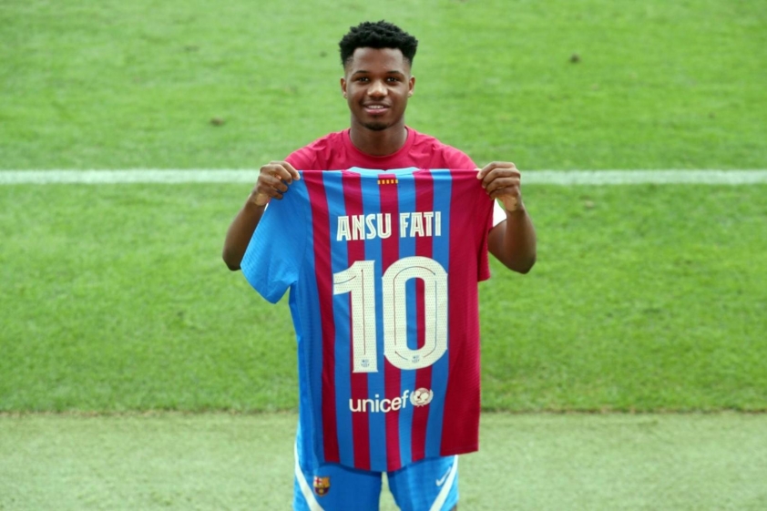 Fati được trao áo số 10 thời điểm Barcelona lâm vào khủng hoảng (Ảnh: FC Barcelona)