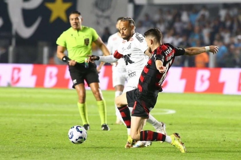 Neymar bị theo kèm chặt trong phần lớn thời gian trận đấu (Ảnh: O Globo)