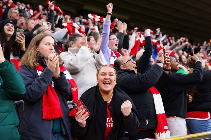 Arsenal ghi nhận mức giảm lớn nhất về số lượng CĐV bị bắt so với mùa trước (Ảnh: Just Arsenal).