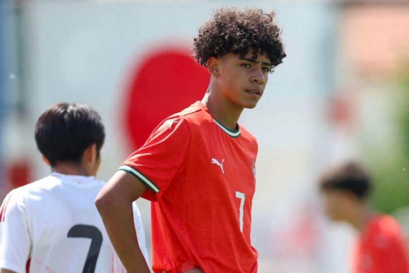 Ronaldo Jr từng ra sân trong màu áo đội U15 Bồ Đào Nha (Ảnh: ESPN).