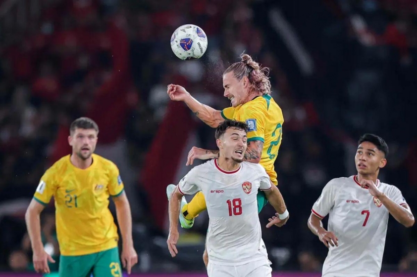 Ivar Jenner (số 18) thi đấu tại vòng loại World Cup 2026 cho ĐT Indonesia (Ảnh: Bola).