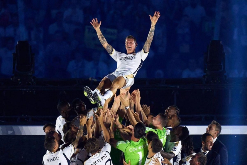 Kroos ăn mừng cùng đồng đội (Ảnh: Madrid Universal).