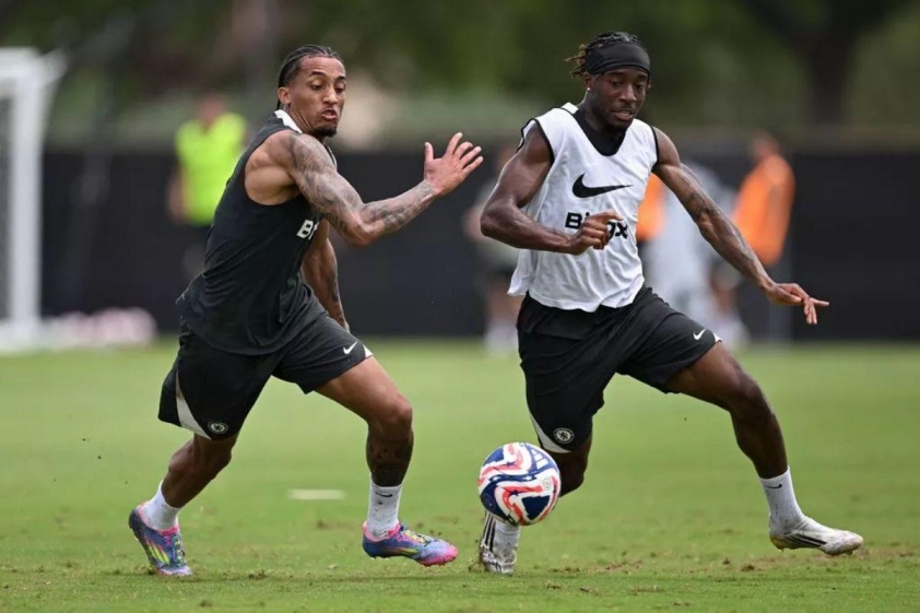 Joao Pedro và Noni Madueke từng là đồng đội trong thời gian ngắn tại Chelsea trước khi Noni Madueke chuyển đến Arsenal (Ảnh: The Mirror).