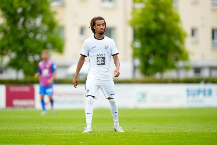 Manchester United đang theo dõi tài năng trẻ đầy triển vọng của Angers, Dan Sinate (Ảnh: The Sun).