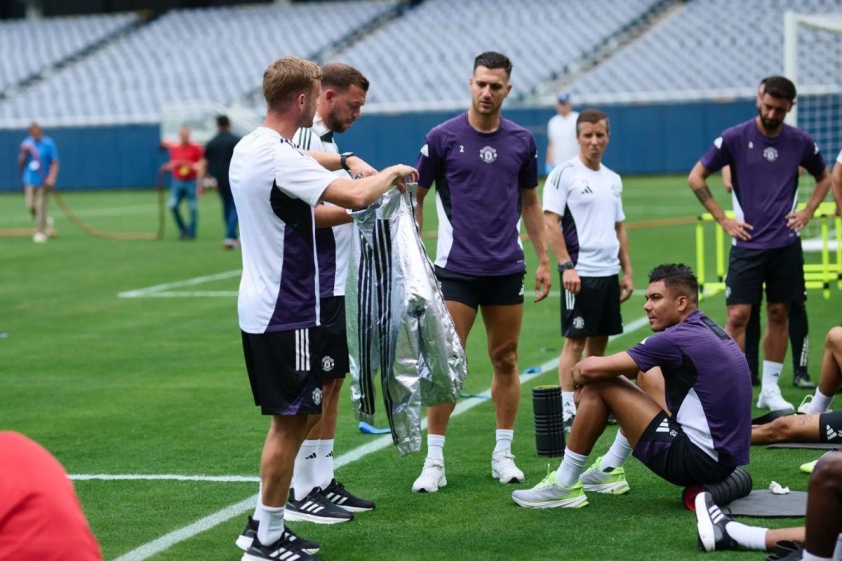 Các ngôi sao của Man Utd lần đầu trải nghiệm chiếc áo khoác công nghệ cao đặc biệt (Ảnh: The Sun).