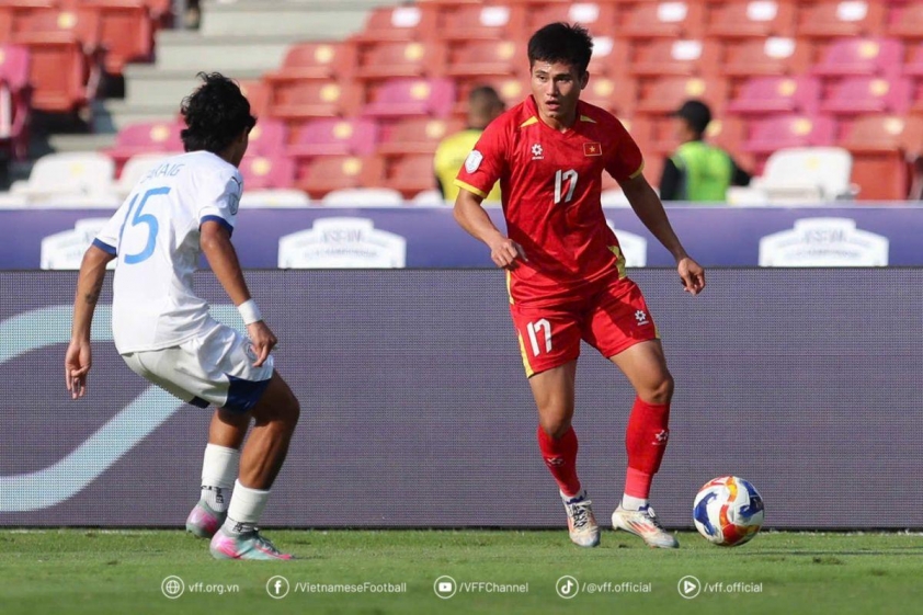 Phi Hoàng thi đấu năng nổ ở hành lang cánh trái của U23 Việt Nam (Ảnh: VFF).