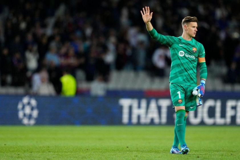 Ter Stegen có thể mất cả băng đội trưởng và áo số 1 (Ảnh: Barca Universal).