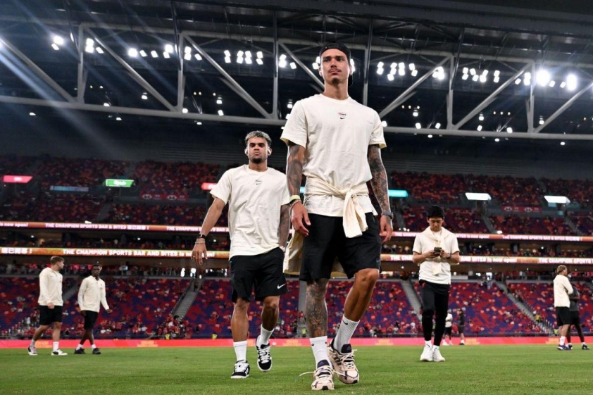 Darwin Nunez và Luis Diaz không có trong đội hình của Liverpool trước AC Milan (Ảnh: The Mirror).
