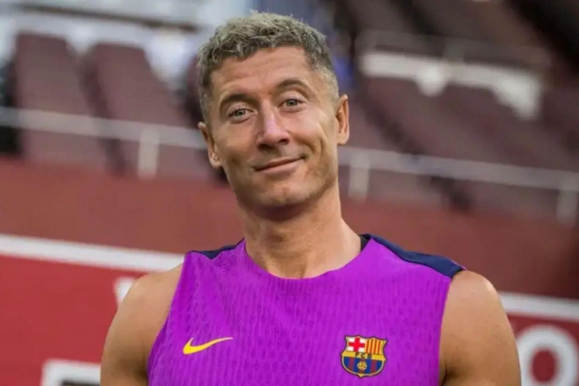 Lewandowski sẵn sàng cho mùa giải mới cùng Barca (Ảnh: SPORT).