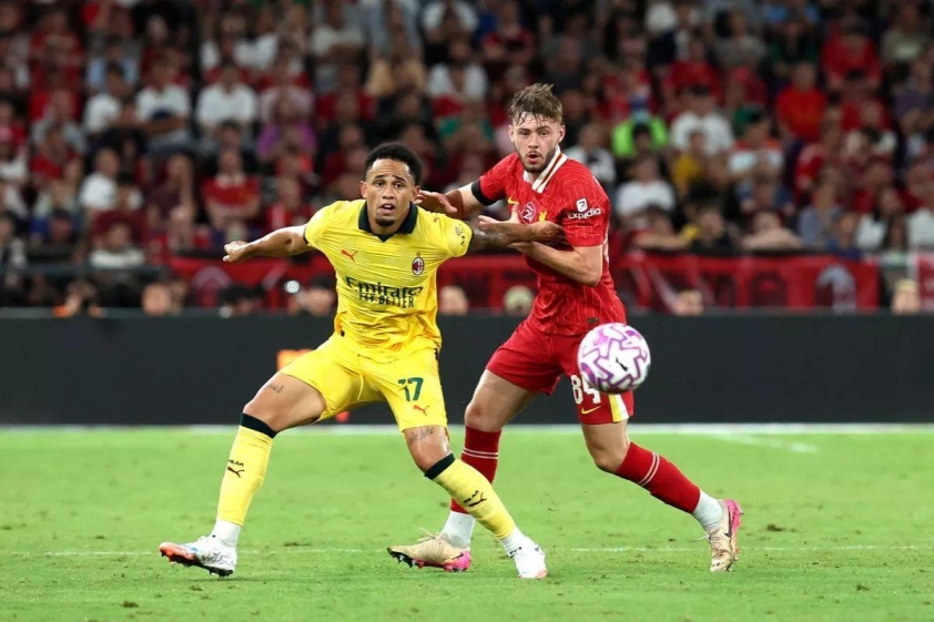 Conor Bradley gây ấn tượng trong màu áo Liverpool (Ảnh: The Mirror).