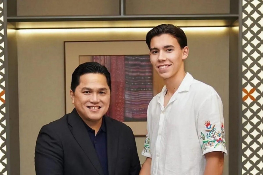 Dion Markx cùng chủ tịch Erick Thohir (Ảnh: Bola).