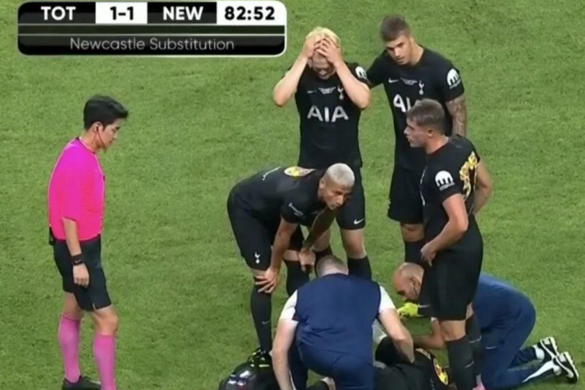 Các cầu thủ Tottenham rất lo lắng cho tình hình của Maddison (Ảnh: talkSPORT).
