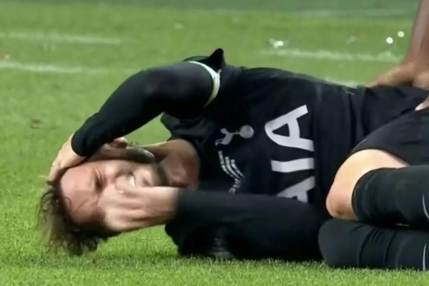 Maddison ngã xuống sân và trông rất đau đớn (Ảnh: talkSPORT).