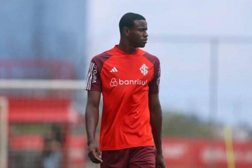 Mathias sở hữu chiều cao 1m92 dù mới 19 tuổi (Ảnh: Tribuna).