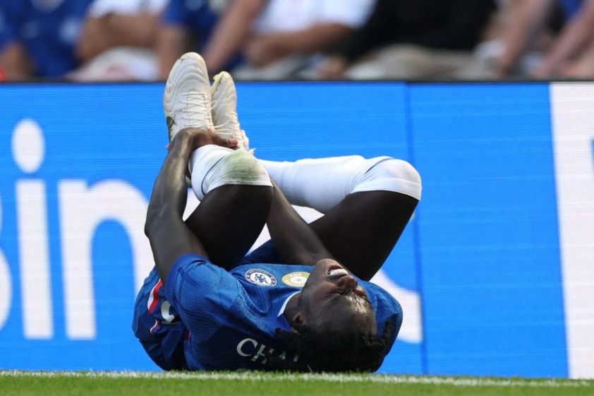 Chalobah không thể tiếp tục thi đấu sau khi dính chấn thương trong trận đấu với AC Milan (Ảnh: The Sun).