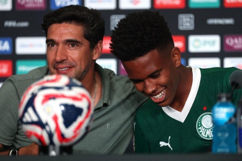 Estevao tri ân HLV Abel Ferreira cùng toàn đội Palmeiras.