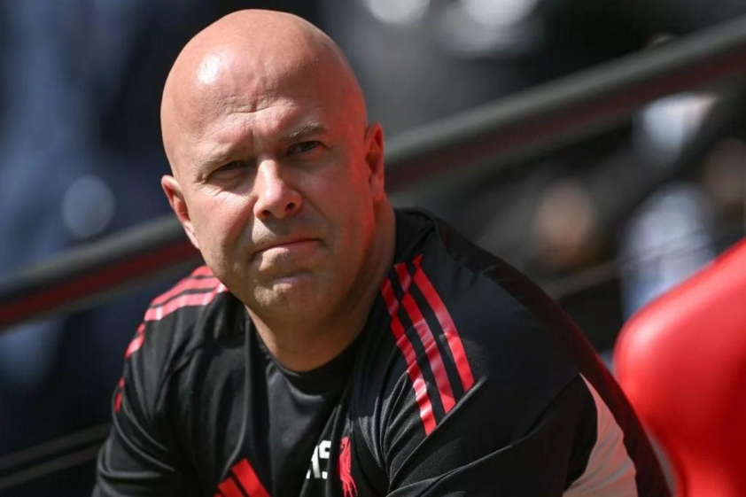 Arne Slot đã nêu tên 2 đội bóng mà ông cho là có cường độ thi đấu cao hơn Arsenal tại Premier League (Ảnh: The Mirror).