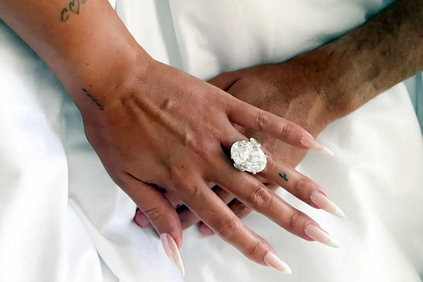 Ronaldo đã tặng Georgina một chiếc nhẫn kim cương sau 9 năm chung sống (Ảnh: The Sun).