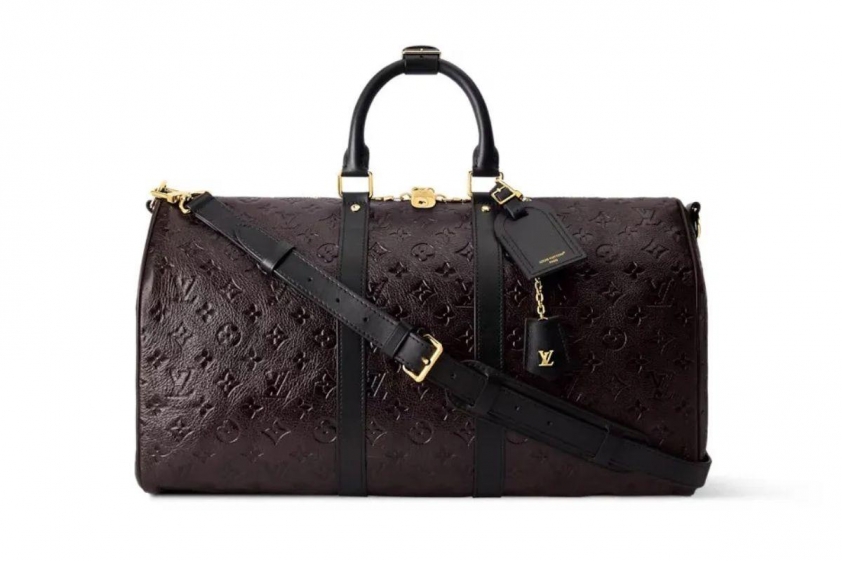Ronaldo cũng tặng cho nửa kia của mình một chiếc túi Louis Vuitton sang trọng (Ảnh: The Sun).