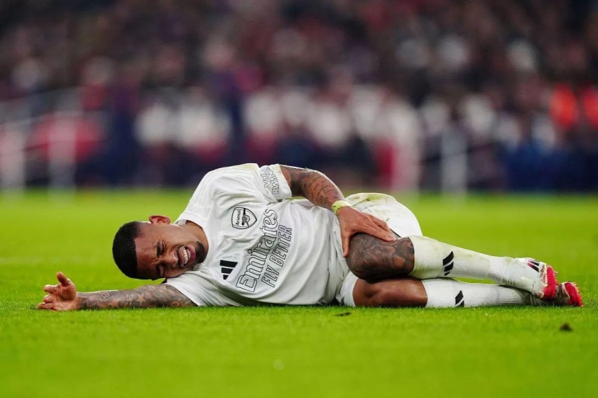 Gabriel Jesus đã phải ngồi ngoài kể từ tháng 1 (Ảnh: The Mirror).