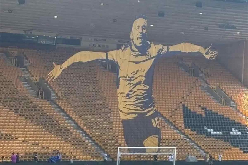 Tấm tifo đặc biệt được các CĐV Wolves chuẩn bị trước trận đấu với Man City (Ảnh: Tribuna).