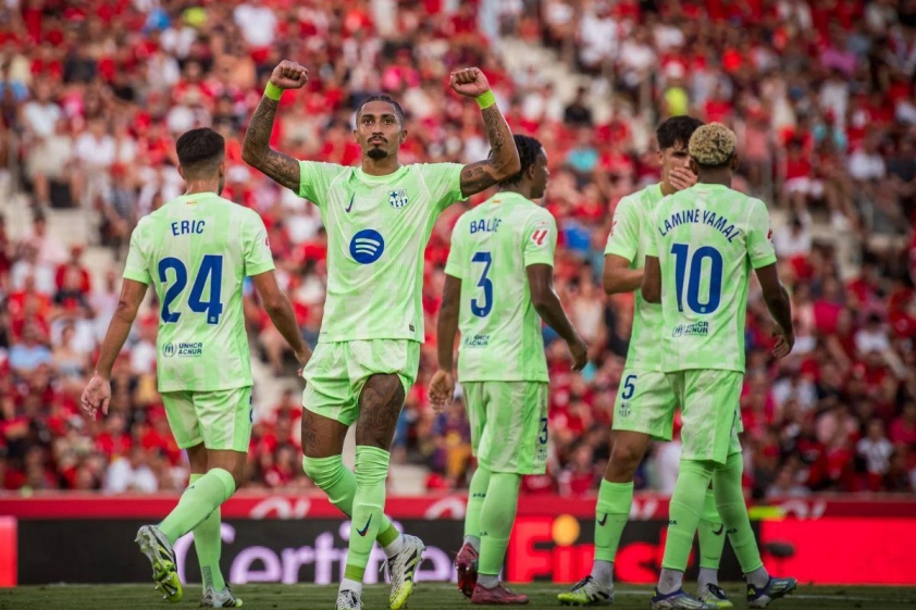 Barca sớm thi đấu hơn người sau khi Mallorca 2 chiếc thẻ đỏ ngay trong hiệp 1 (Ảnh: Trang chủ CLB).  