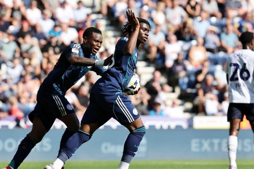Jeremy Monga trở thành cầu thủ ghi bàn trẻ nhất trong lịch sử Championship (Ảnh: talkSPORT).