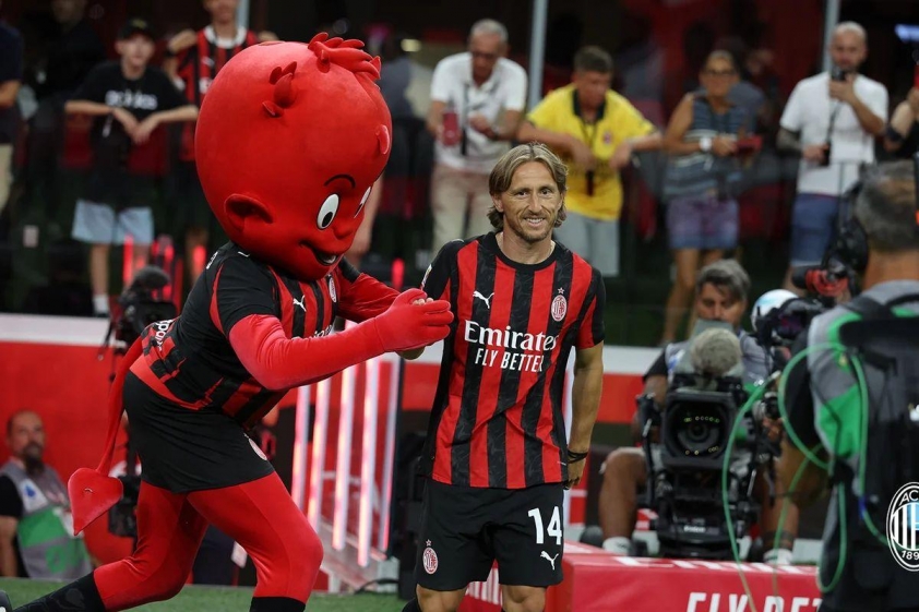 "Modric tỏa sáng trong trận ra mắt AC Milan" 8 Modric ra mắt CĐV AC Milan trước trận đấu (Ảnh: Trang chủ CLB).