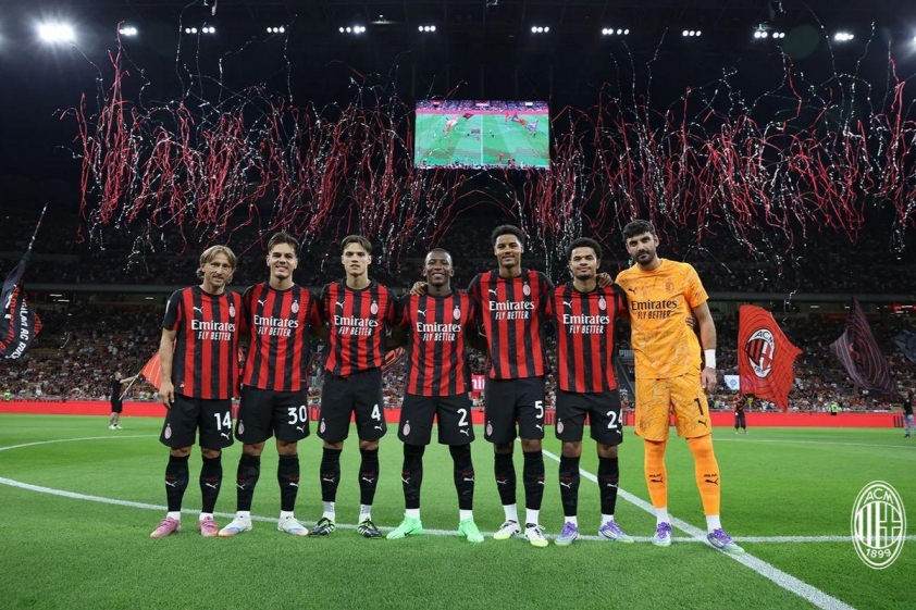 "Modric tỏa sáng trong trận ra mắt AC Milan" 9 Modric cùng các tân binh ra mắt CĐV AC Milan (Ảnh: Trang chủ CLB).