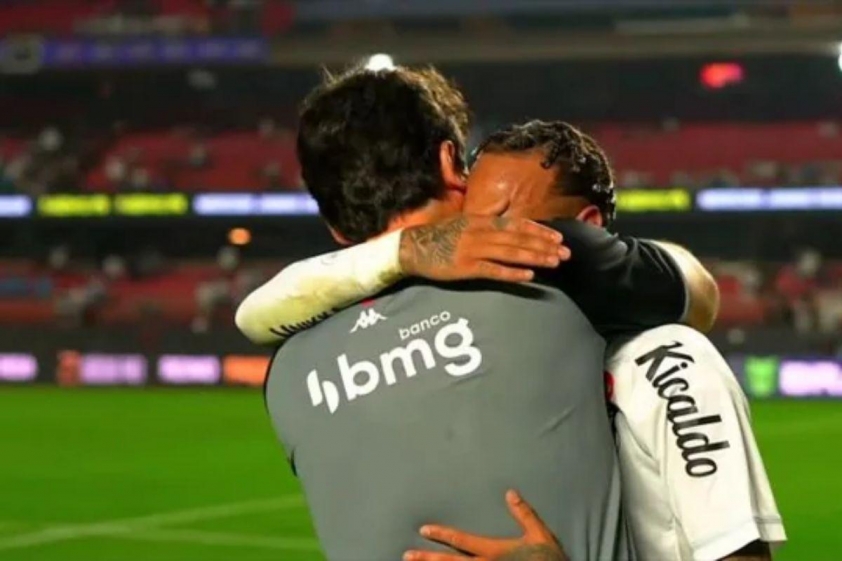 HLV Fernando Diniz của Vasco da Gama an ủi Neymar.