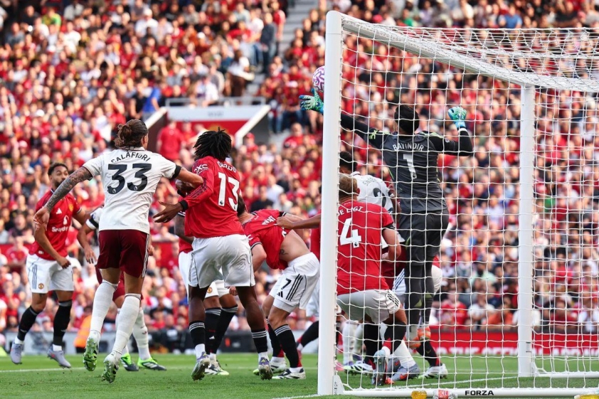 Altay Bayindir đã mắc lỗi trong bàn thắng của Arsenal (Ảnh: The Sun).