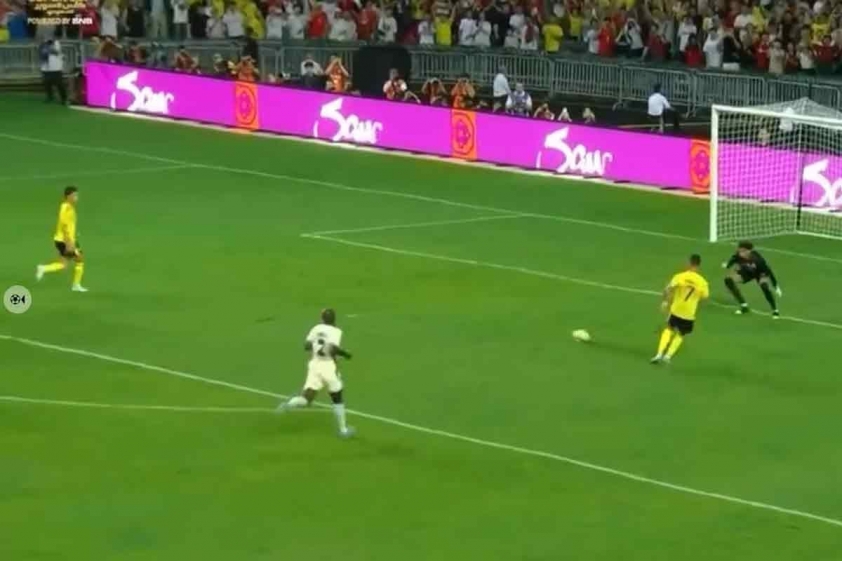 Có thể tự mình dứt điểm, nhưng Ronaldo (số 7) lại chọn chuyền ngang lại cho Joao Felix đang băng lên (Ảnh: SPORT).