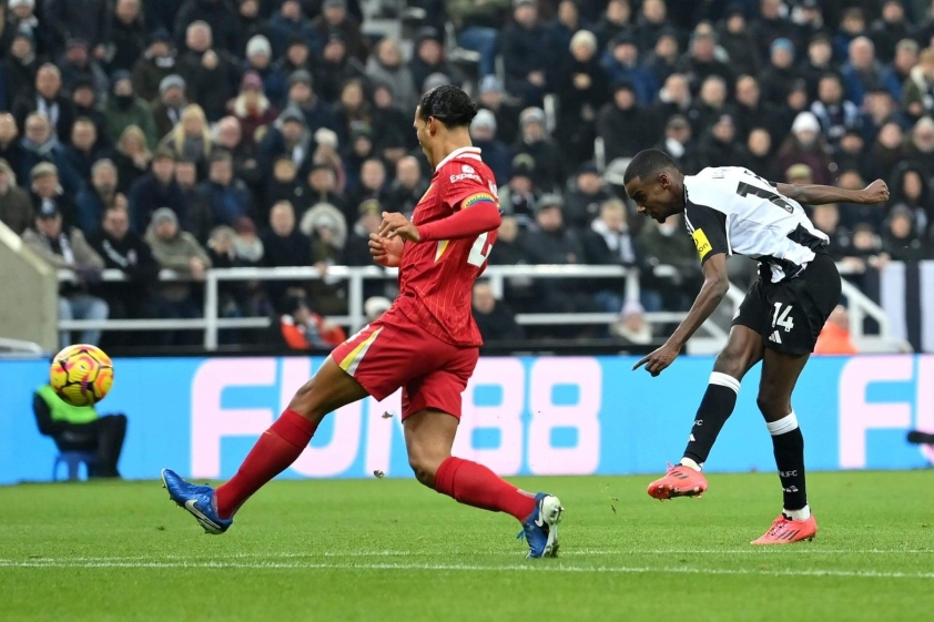  Virgil van Dijk và Isak trong một trận đấu 